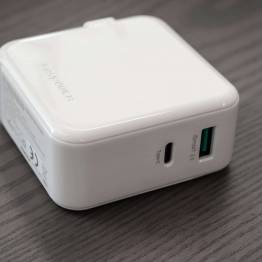  RAVPower 2-port 45W USB-C PD med QC 3.0 USB-A vægoplader i Hvid